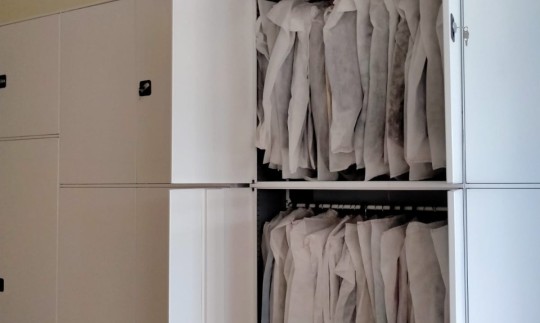 Стеллажи с дверями для склада костюмов