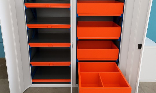 Закрытые системы хранения с выдвижными полками и ящиками