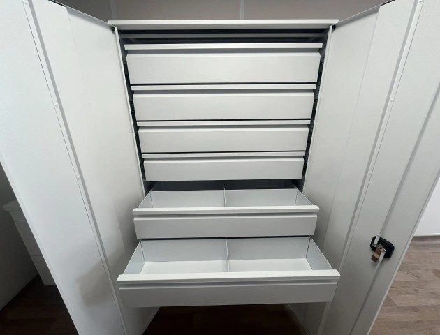 медицинские стеллажи с дверями и ящиками