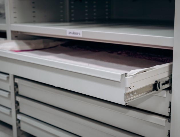 Стеллажи с ящиками для образцов тканей