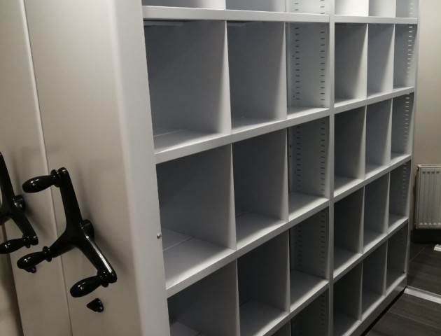 мобильные стеллажи с ячейками